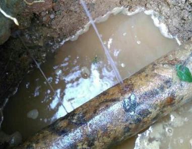 塔城楼顶渗水维修公司分享下地暖漏水的原因及检测方法。